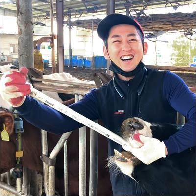4. 주입기 손잡이를 잡고 주입기의 반대편을 천천히 부드럽게 눌러서 보러스가 식도로 넘어가는 것을 확인해 주세요.